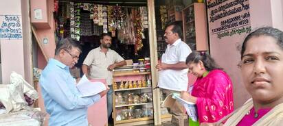 7 ಬೀರೂರು1ಬೀರೂರಿನಲ್ಲಿ ಶನಿವಾರ ಪುರಸಭೆ ಅಧಿಕಾರಿಗಳು ವಾಣಿಜ್ಯ ಮಳಿಗೆಗಳಿಂದ ಕಂದಾಯ ವಸೂಲಿ ಮಾಡಿದರು | Kannada Prabha